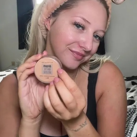 Maybelline Dream Matte Mousse Foundation & ColorStay Concealer no30 Light Medium - Picture 10 of 12